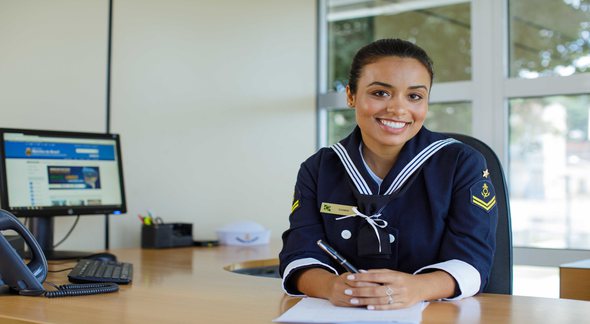 Concurso Marinha: militar sorri para foto - Divulgação