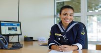 Concurso Marinha: militar sorri para foto - Divulgação