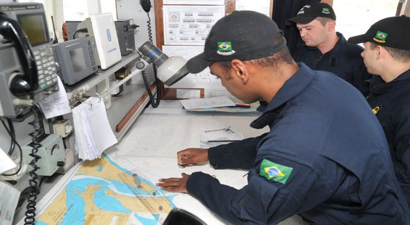 Concurso Marinha: militar utiliza borracha para fazer correção em carta náutica - Divulgação