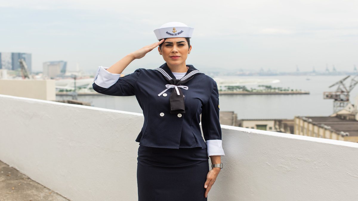 Concurso da Marinha: militar presta continência ao posar para foto