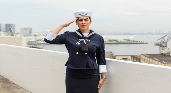 Concurso da Marinha: militar presta continência ao posar para foto - Divulgação