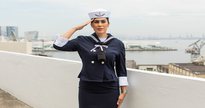 Concurso da Marinha: militar presta continência ao posar para foto - Divulgação