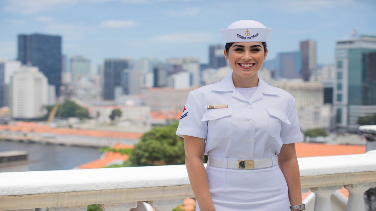 Militar da Marinha sorri para foto