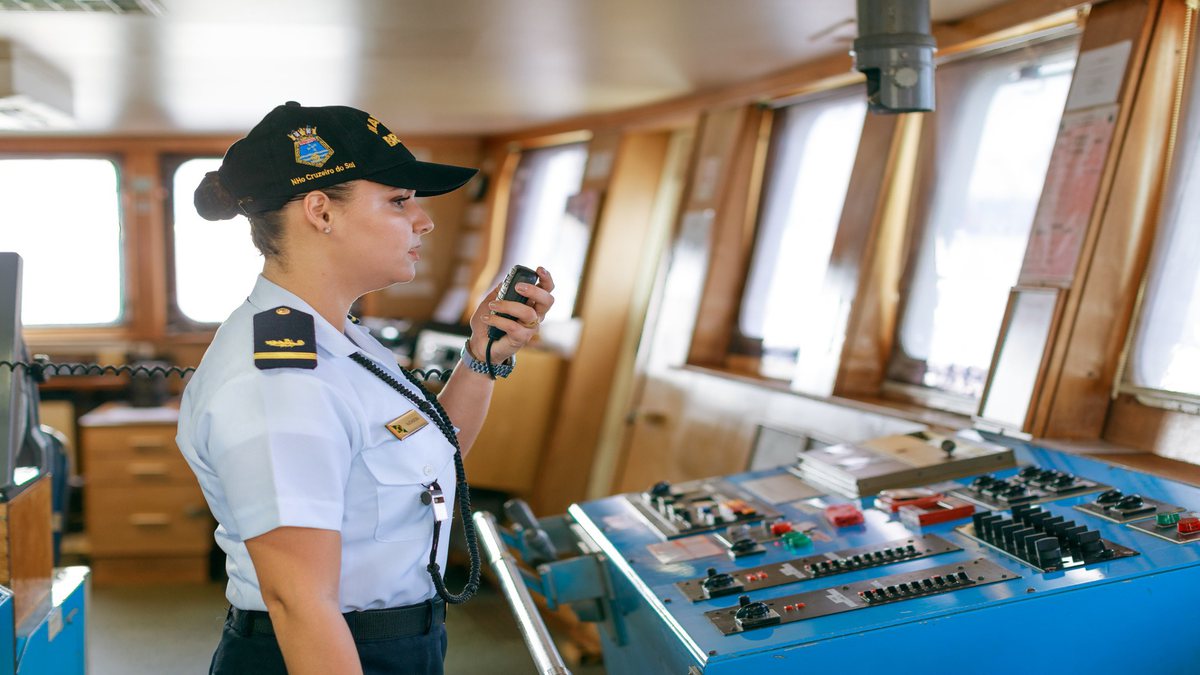 Concurso Marinha:  militar utiliza aparelho de rádio comunicador dentro de embarcação