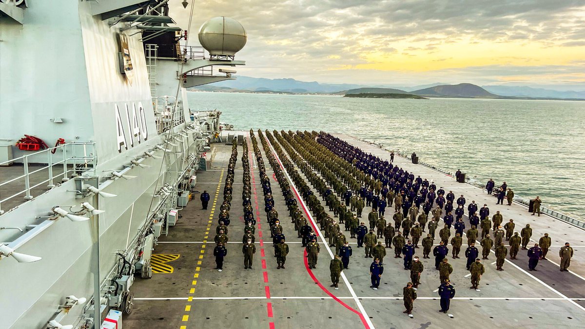 Concurso da Marinha: dezenas de marinheiros perfilados em convés de embarcação