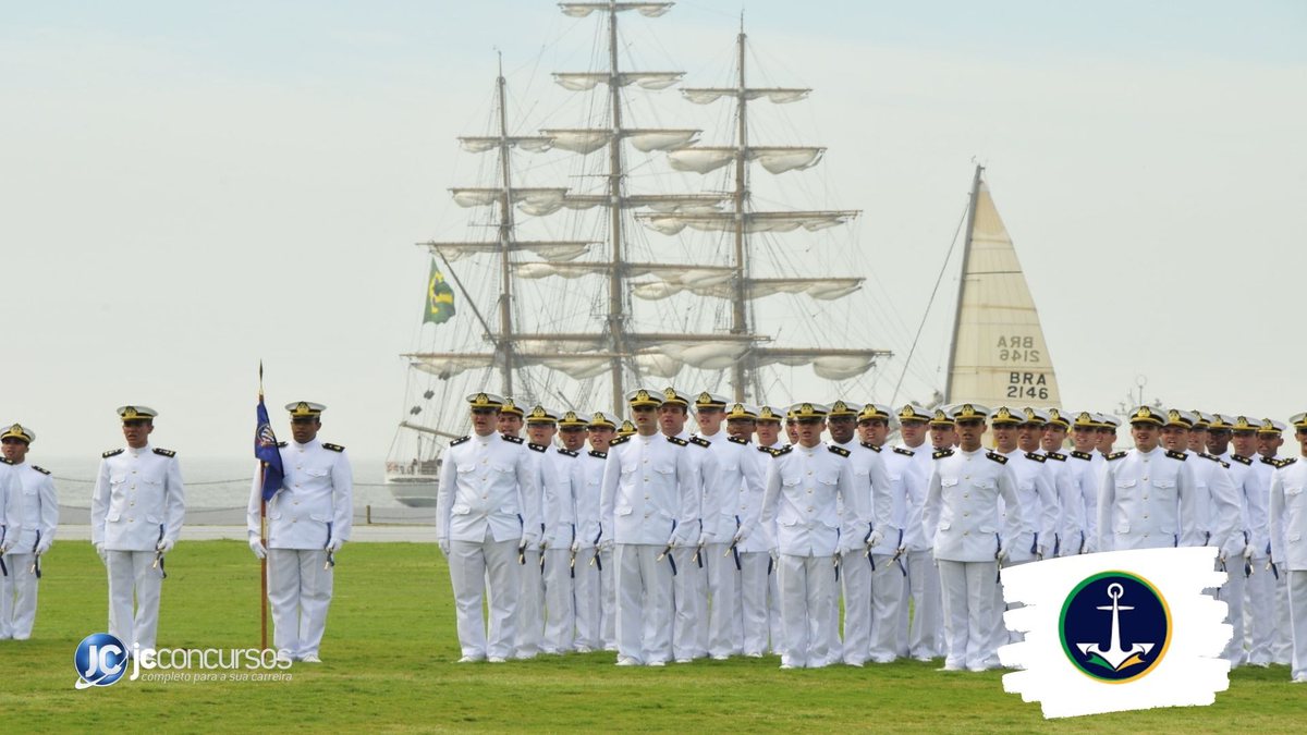 Concurso da Marinha: militares perfilados durante cerimônia de formatura