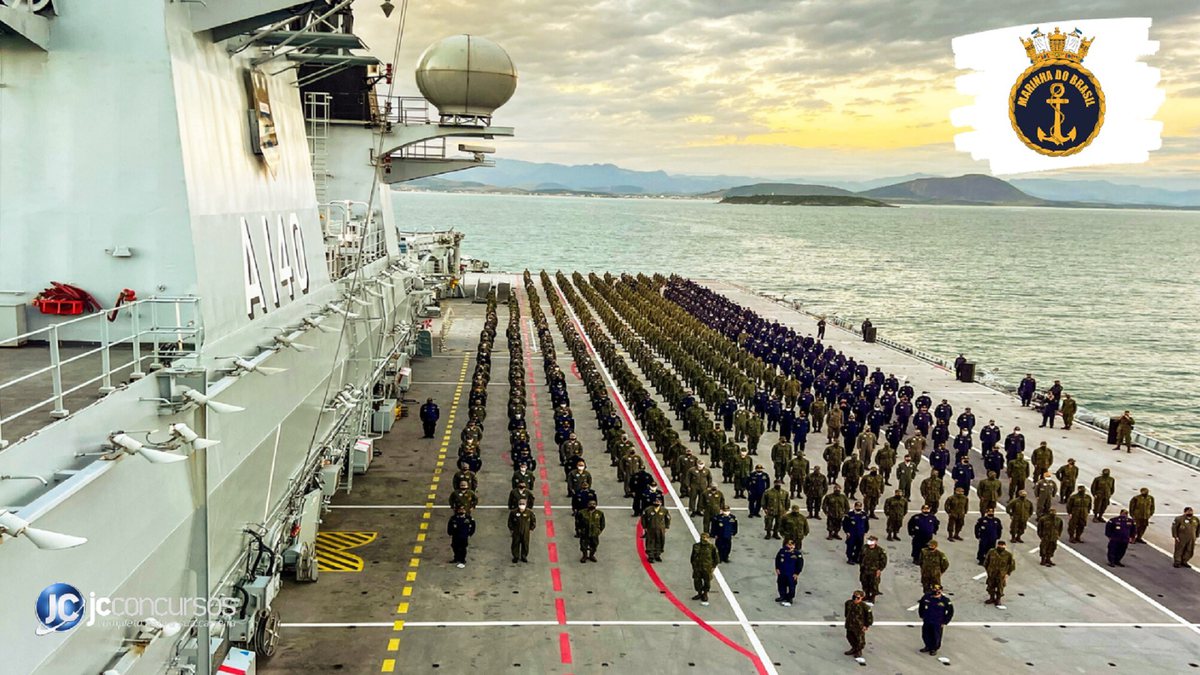 Concurso da Marinha: dezenas de marinheiros perfilados em convés de embarcação