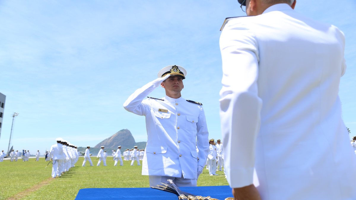Concurso Marinha: oficial presta continência