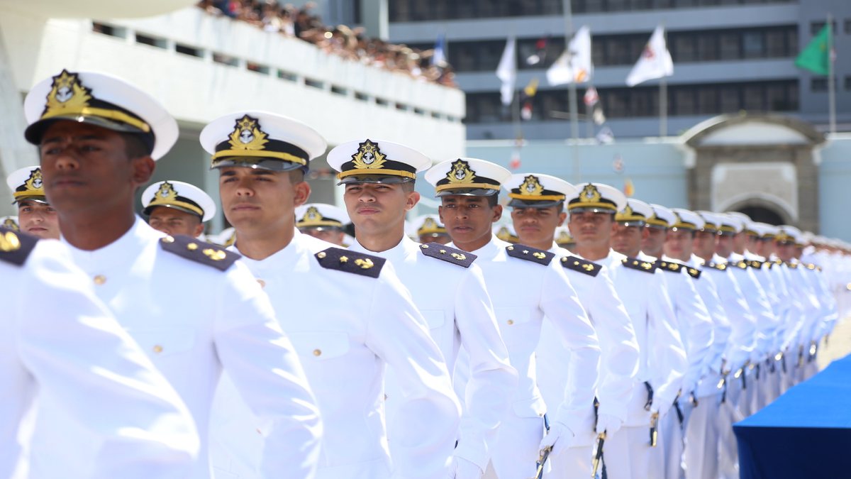 Concurso Marinha: oficiais perfilados