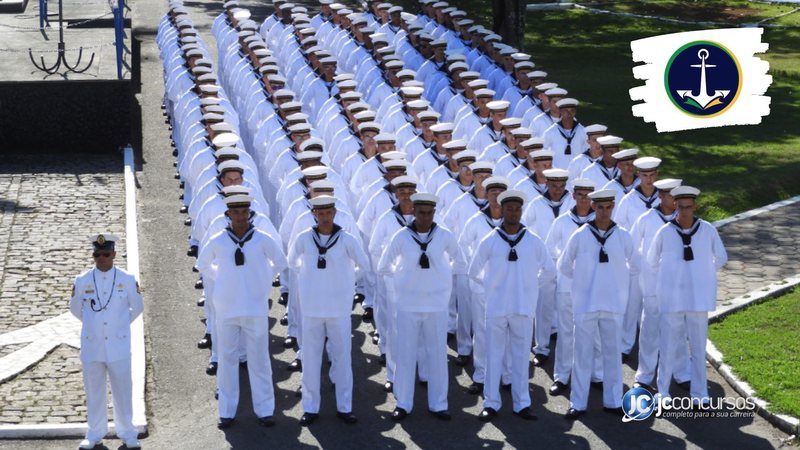 Concurso da Marinha: aprendizes-marinheiros perfilados durante solenidade