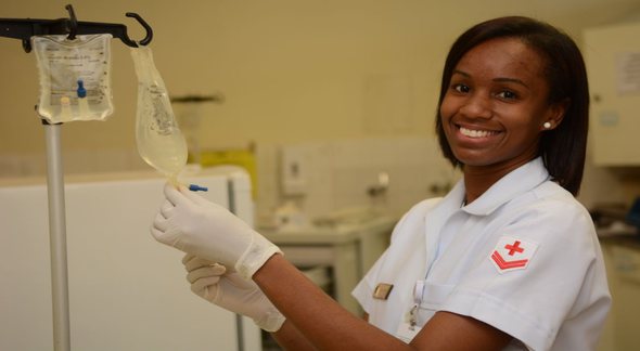 Concurso Marinha: enfermeira sorrindo posa para foto - Divulgação