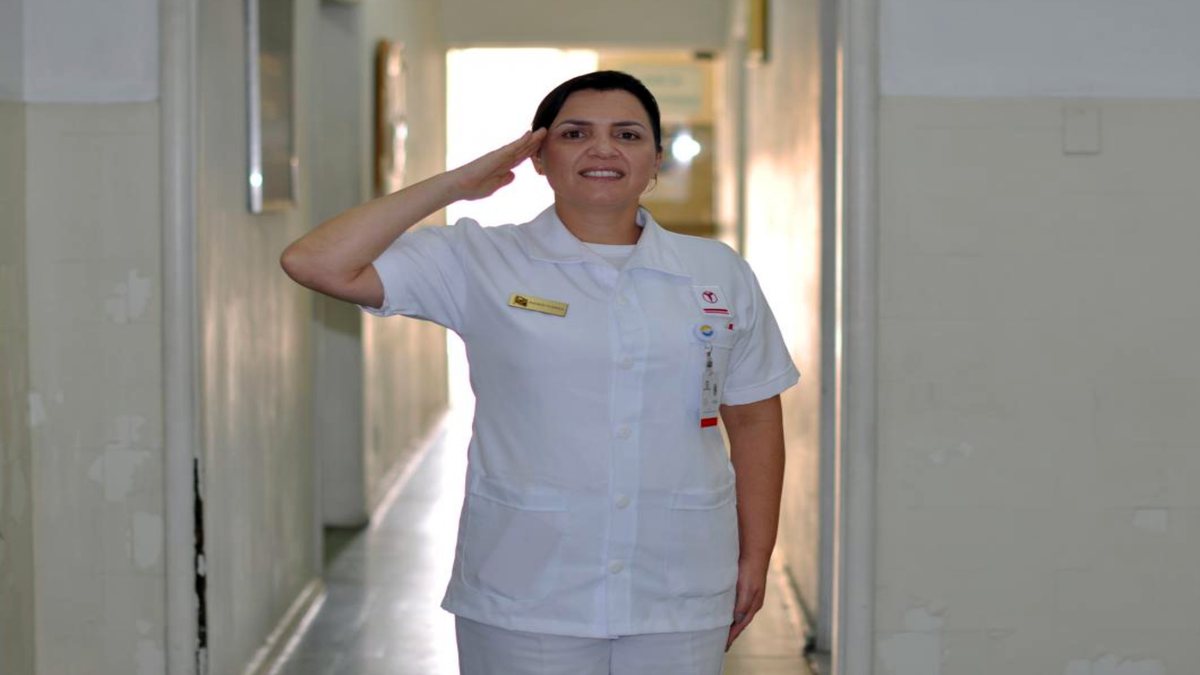 Concurso Marinha: enfermeira presta continência