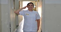 Concurso Marinha: enfermeira presta continência - Divulgação