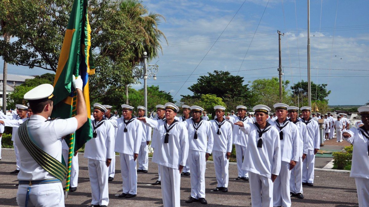 Concurso Marinha: estudantes do Colégio Naval perfilados diante da bandeira do Brasil