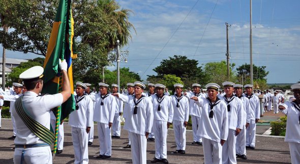Concurso Marinha: estudantes do Colégio Naval perfilados diante da bandeira do Brasil - Divulgação