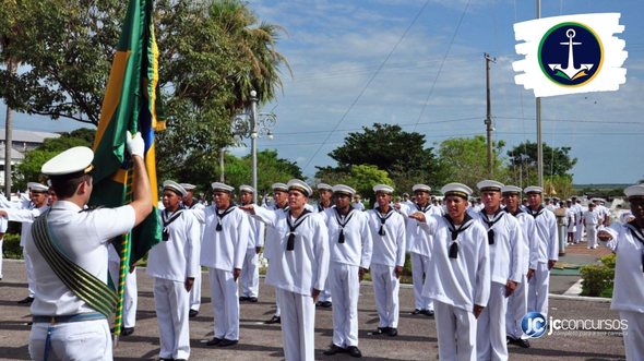 Concurso da Marinha: estudantes do Colégio Naval perfilados diante da bandeira do Brasil - Divulgação