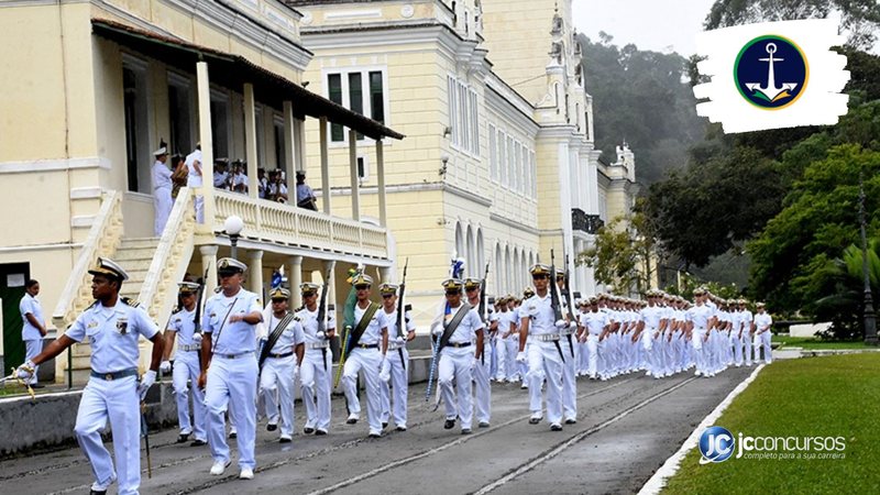 Concurso da Marinha: alunos do Colégio Naval durante solenidade no pátio da instituição de ensino