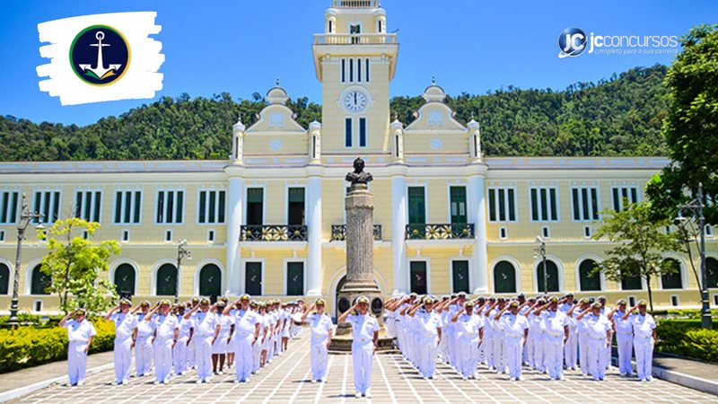Concurso da Marinha: alunos do Colégio Naval durante solenidade no pátio da instituição de ensino