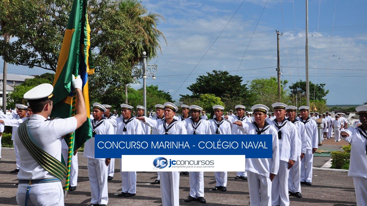 Concurso Marinha - estudantes do Colégio Naval perfilados diante da bandeira do Brasil