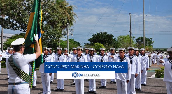 Concurso Marinha - estudantes do Colégio Naval perfilados diante da bandeira do Brasil - Divulgação