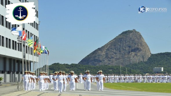 Concurso da Marinha: estudantes marcham durante cerimônia na Escola Naval - Foto: Divulgação