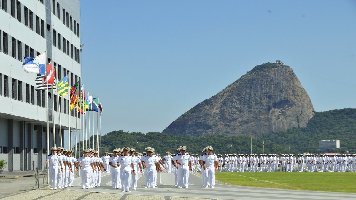 Concurso da Marinha: estudantes marcham durante cerimônia na Escola Naval