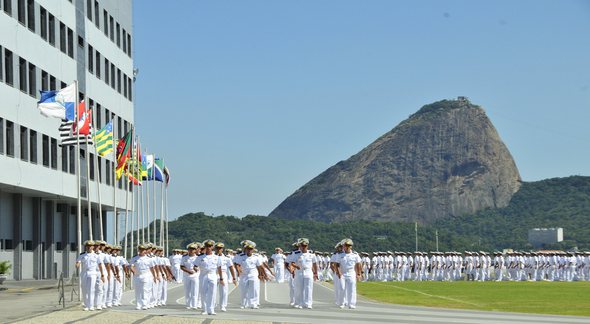 Concurso da Marinha: estudantes marcham durante cerimônia na Escola Naval - Divulgação