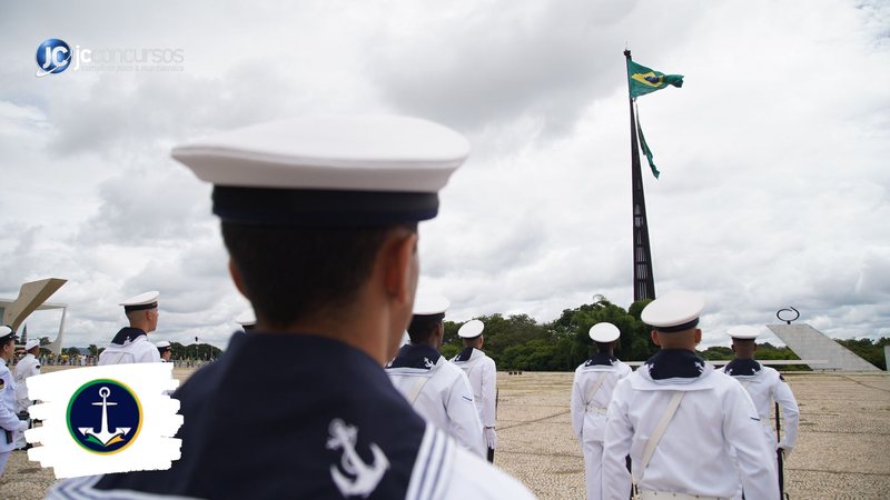 Concurso da Marinha: marinheiros perfilados com bandeira do Brasil ao fundo
