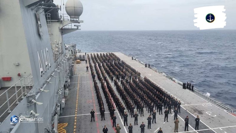 Processo seletivo da Marinha: dezenas de marinheiros perfilados em convés de embarcação