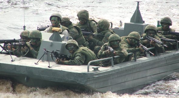 Concurso da Marinha: fuzileiros durante treinamento a bordo de embarcação - Divulgação