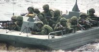 Concurso da Marinha: fuzileiros durante treinamento a bordo de embarcação - Divulgação