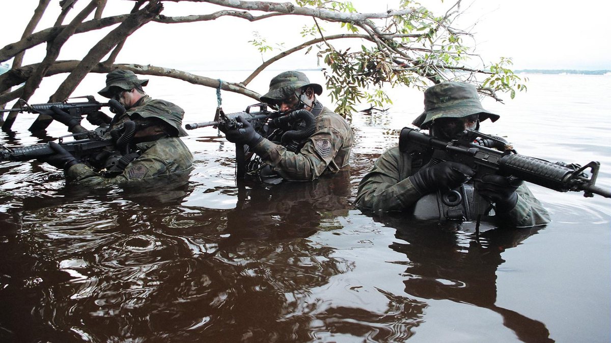 Concurso da Marinha: soldados fuzileiros durante treinamento operacional