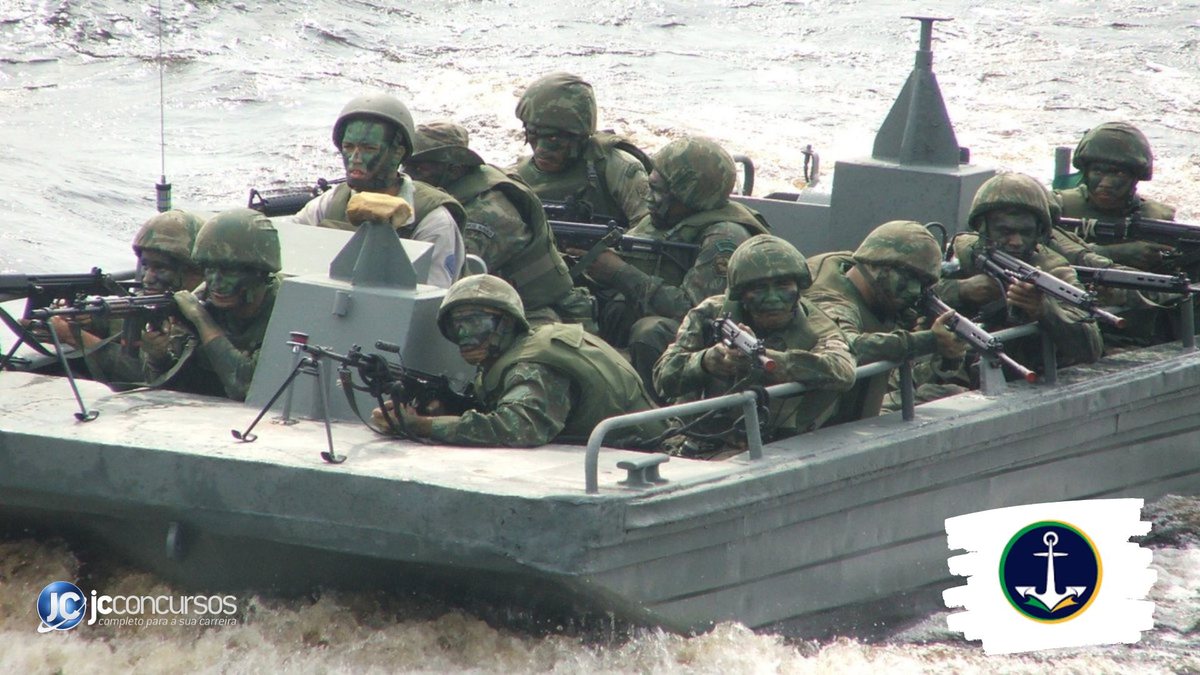 Concurso da Marinha: fuzileiros durante treinamento a bordo de embarcação