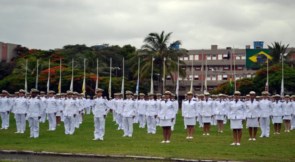 Concurso Marinha Mercante: oficiais perfilados durante cerimônia de formatura - Divulgação