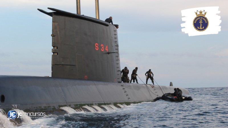 Concurso da Marinha: tripulantes do submarino S34-Tikuna trabalham no convés