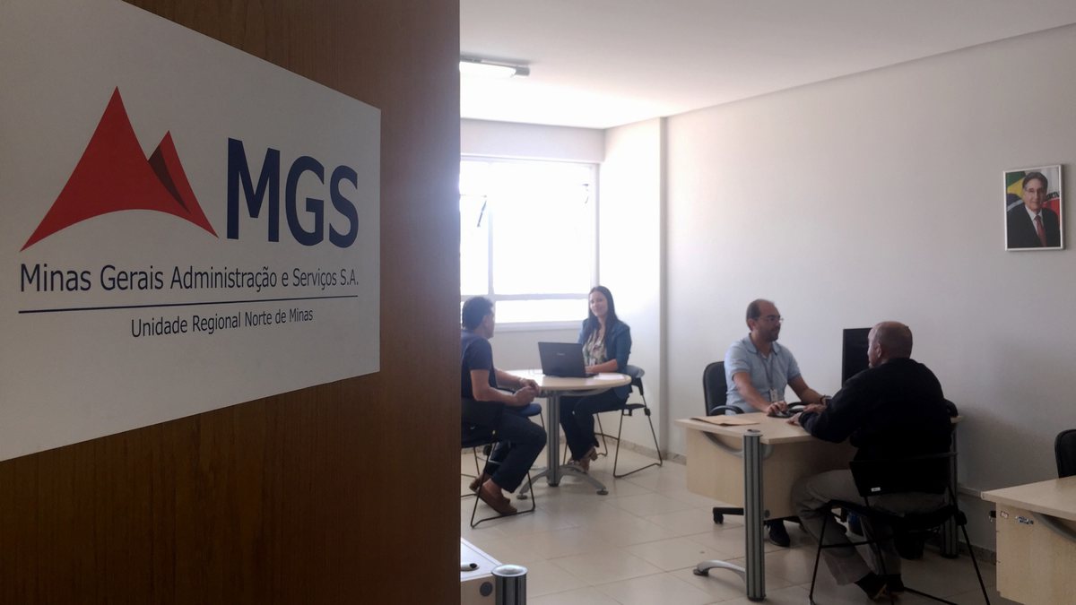 Concurso MGS: funcionários realizam atendimento em sala da Minas Gerais Administração e Serviços