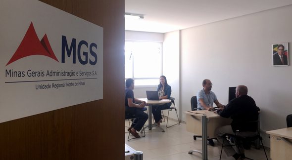 Concurso MGS: funcionários realizam atendimento em sala da Minas Gerais Administração e Serviços - Divulgação