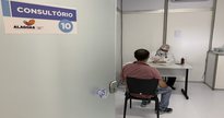 Concurso do Ministério da Saúde: homem recebe atendimento médico em consultório - Thallysson Alves/Saúde AL