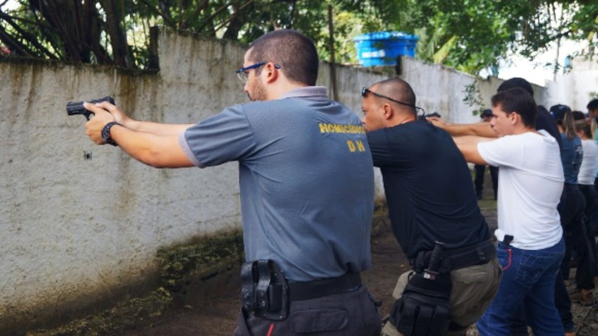 Concurso PC AL: policiais durante treinamento de tiro