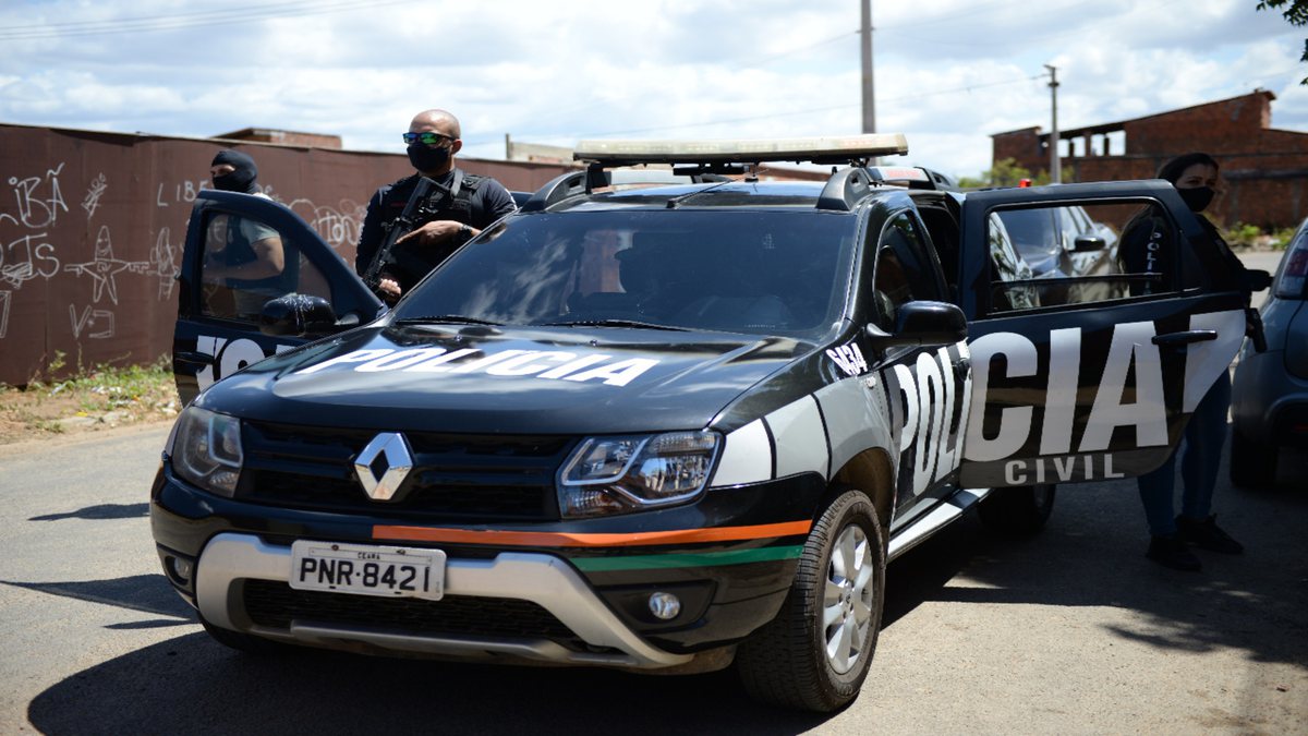 Concurso PC CE: agentes da Polícia Civil do Ceará ao lado de viatura
