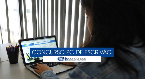 Concurso PC DF - pessoa sentada em frente ao computador - Gabriel Jabur/Agência Brasília