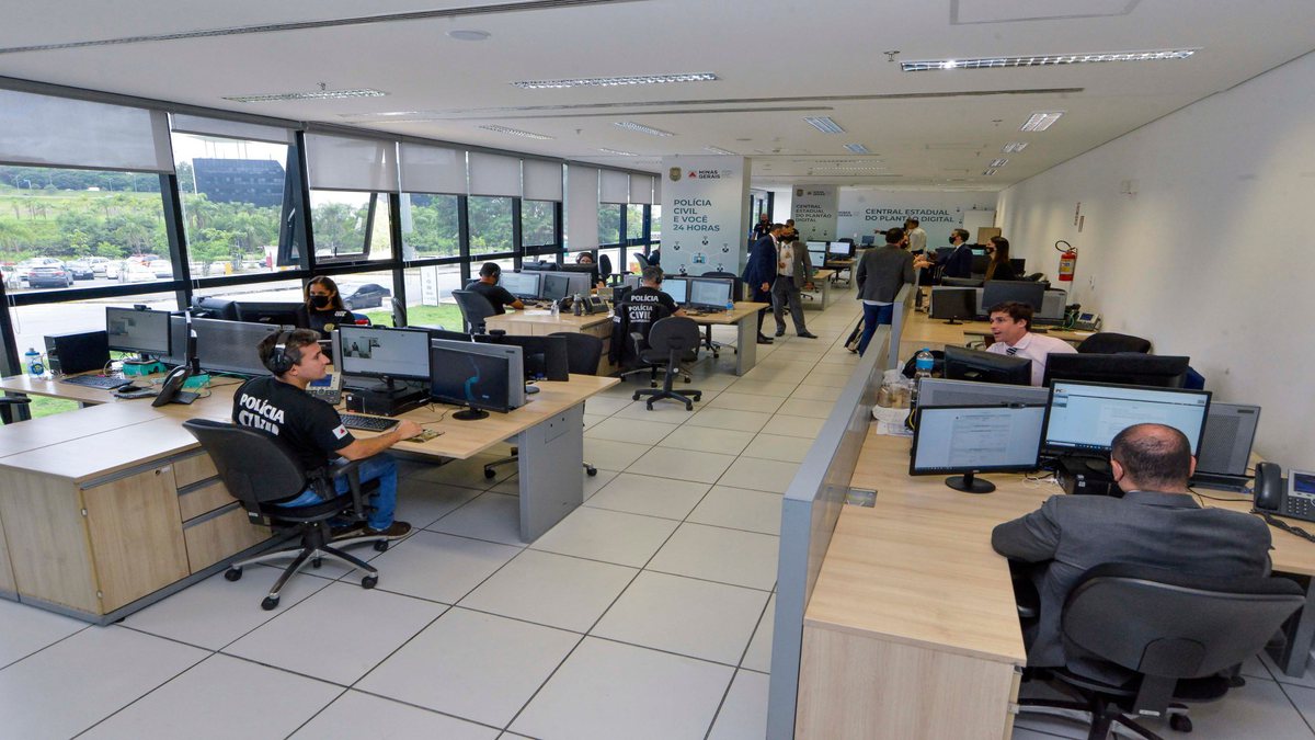 Concurso da PC MG: servidores trabalham em escritório da Central Estadual do Plantão Digital