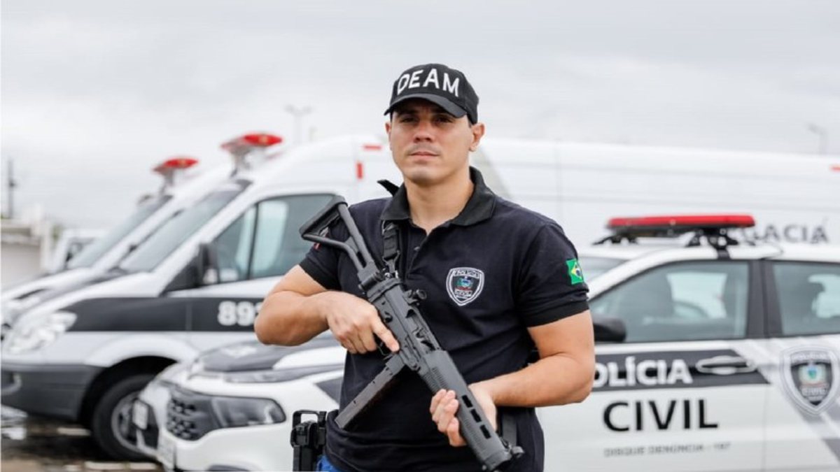 Concurso PC PB: policial com uniforme da corporação segurando arma