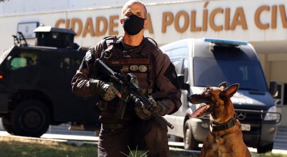 Concurso da PC RJ: policial posa para foto ao lado de cão farejador - Divulgação