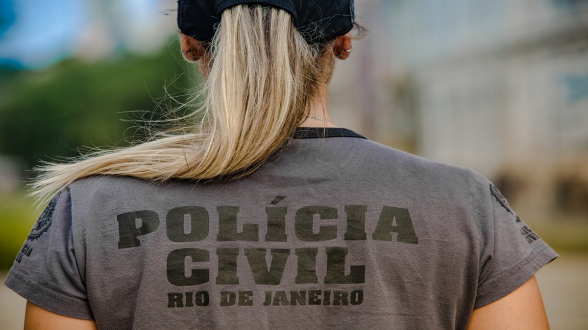 Concurso PC RJ: policial aparece de costas com uniforme da corporação