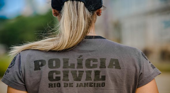 Concurso da PC RJ: policial aparece de costas com uniforme da corporação - Divulgação
