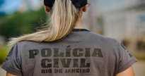 Concurso PC RJ: policial aparece de costas com uniforme da corporação - Divulgação