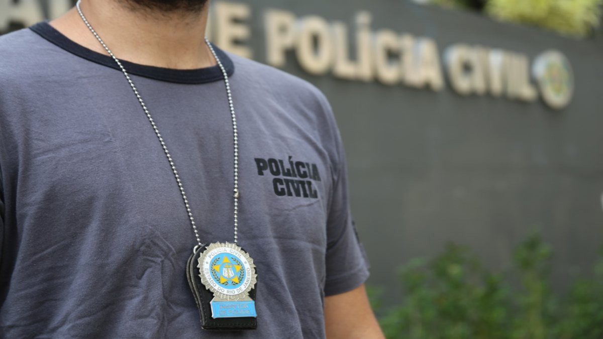 Concurso da PC RJ: policial usando uniforme e distintivo da corporação