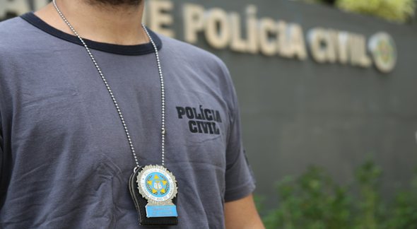 Concurso da PC RJ: policial usando uniforme e distintivo da corporação - Divulgação