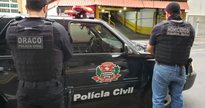 Concurso da PC SP: policiais vistos de costas ao lado de viatura da corporação - Divulgação